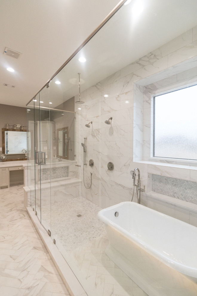 Bild på ett mycket stort vintage vit vitt en-suite badrum, med skåp i shakerstil, vita skåp, ett fristående badkar, våtrum, vit kakel, marmorkakel, klinkergolv i porslin, ett undermonterad handfat, bänkskiva i kvarts, vitt golv och dusch med gångjärnsdörr
