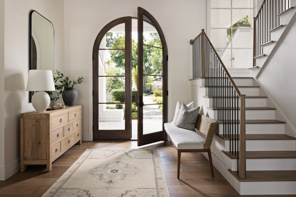 Example of a transitional entryway design in Orlando