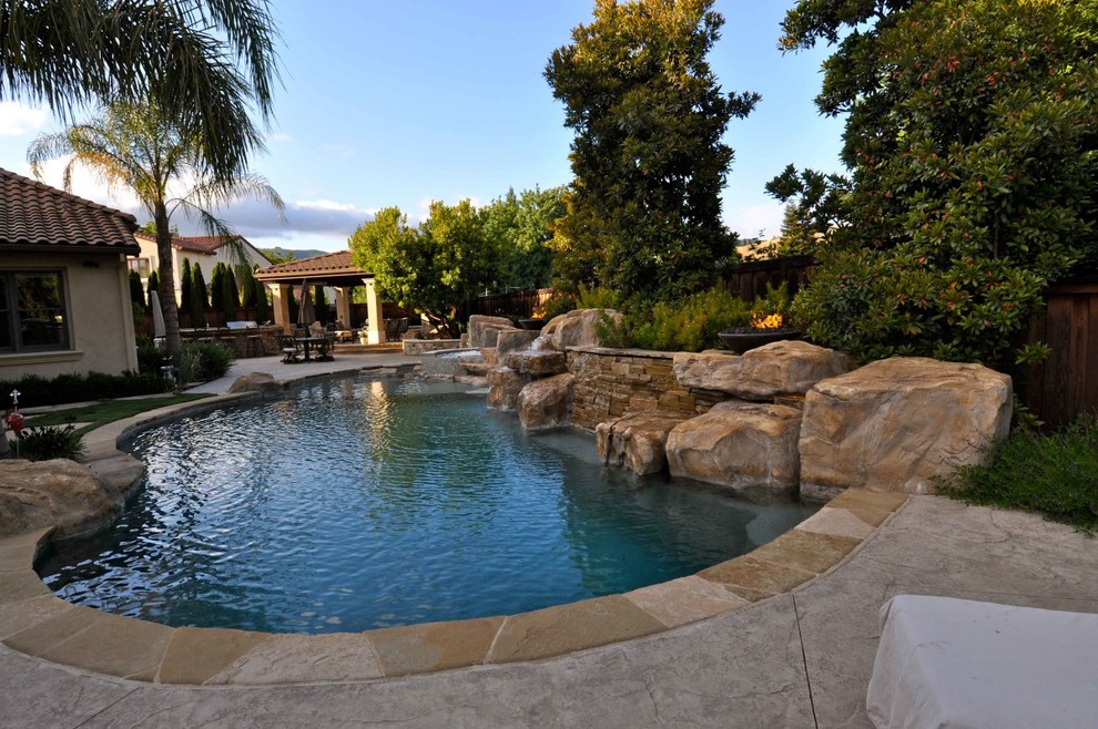 Transitional pool photo in San Francisco