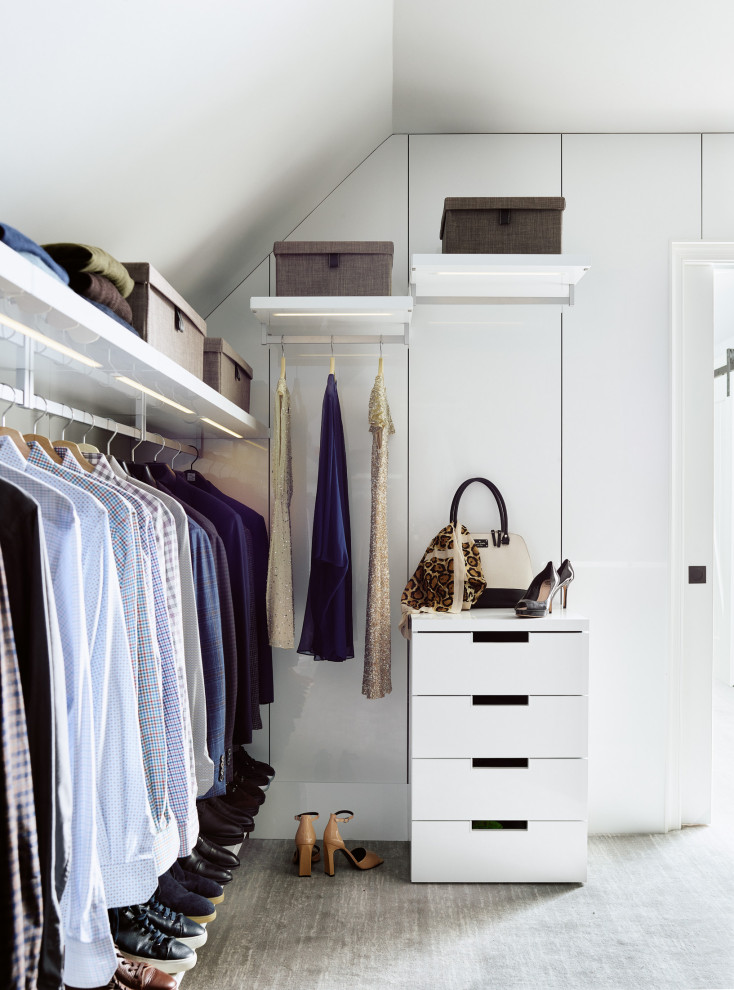 Modelo de armario y vestidor unisex actual grande con a medida, armarios con paneles lisos, puertas de armario blancas, moqueta y suelo gris