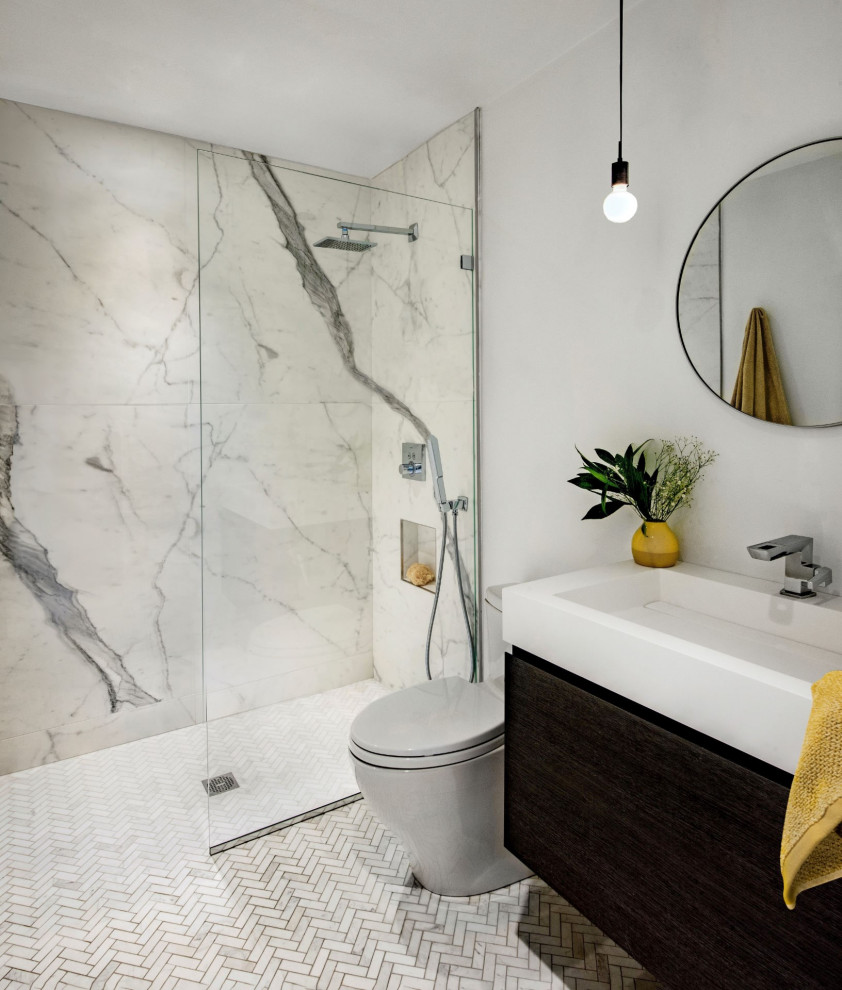 Inspiration för ett funkis en-suite badrum, med skåp i mörkt trä, en kantlös dusch, marmorkakel, vita väggar, marmorgolv, ett avlångt handfat och med dusch som är öppen