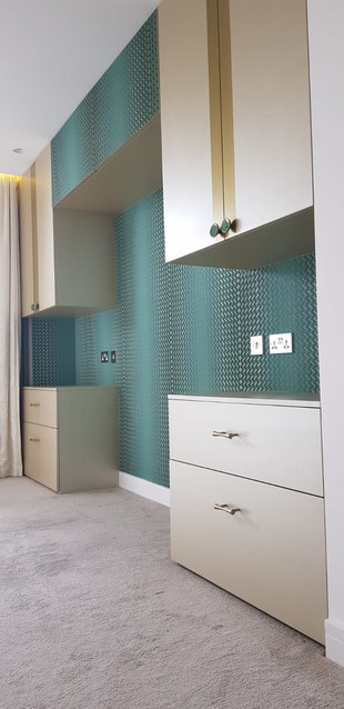 Green Geometry wardrobe solution modern-schlafzimmer