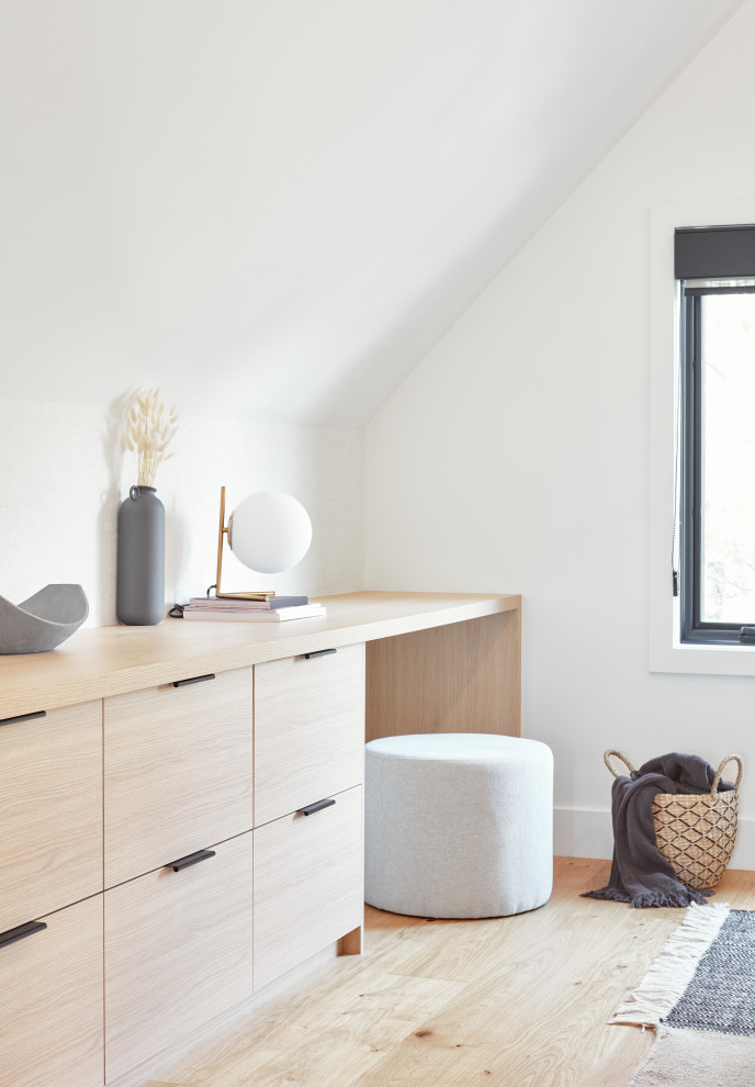 Immagine di un'In mansarda camera da letto stile loft minimalista di medie dimensioni con pareti bianche, parquet chiaro, pavimento beige, soffitto a volta e carta da parati