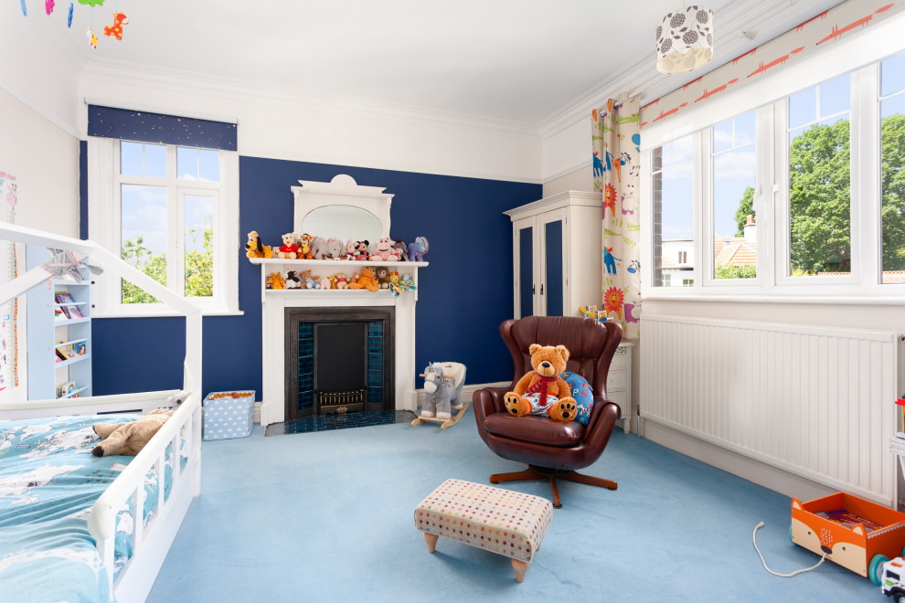 Inspiration for a classic kids' bedroom in Other.