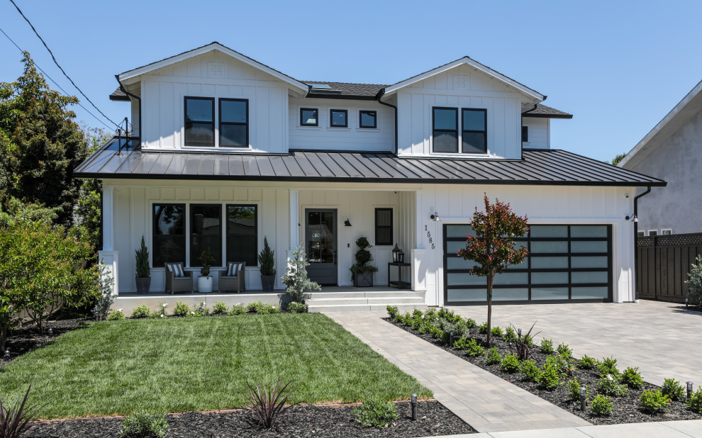 Großes, Zweistöckiges Country Einfamilienhaus mit Mix-Fassade, weißer Fassadenfarbe, Walmdach, Misch-Dachdeckung und schwarzem Dach in San Francisco
