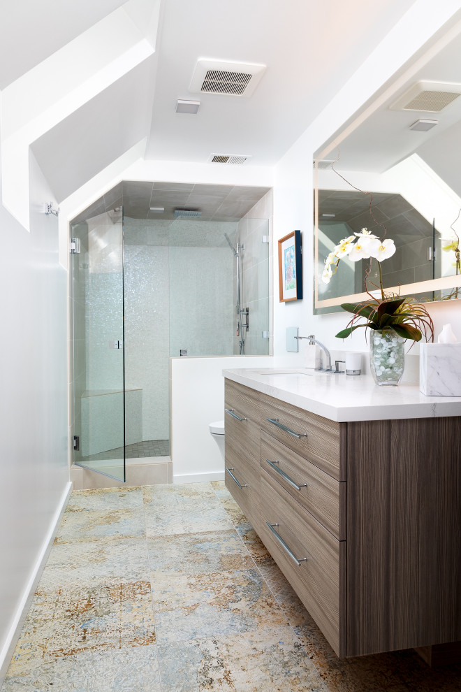 Idéer för att renovera ett litet funkis flerfärgad flerfärgat badrum med dusch, med skåp i mellenmörkt trä, en dusch i en alkov, en vägghängd toalettstol, mosaik, vita väggar, klinkergolv i porslin, ett undermonterad handfat, bänkskiva i kvarts, flerfärgat golv och dusch med gångjärnsdörr