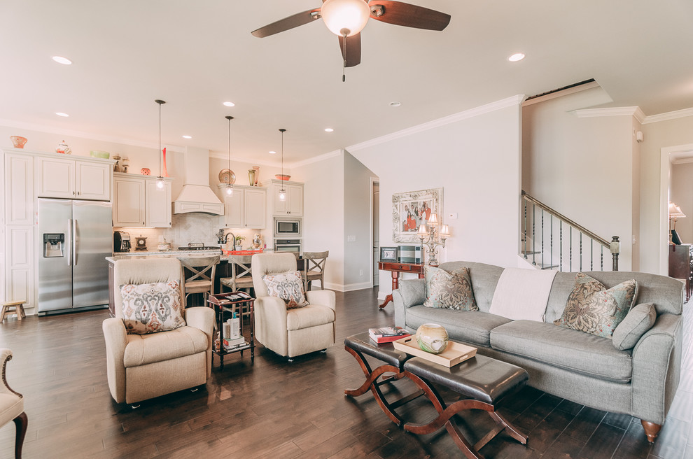 Transitional home design photo in Nashville