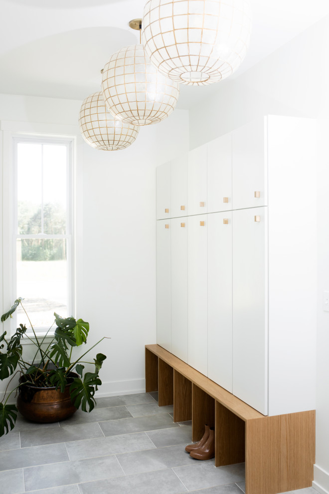 Источник вдохновения для домашнего уюта: тамбур в современном стиле с белыми стенами и серым полом