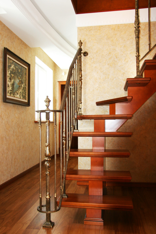 Лестница на центральном косоуре с чугунным ограждением Grande forge(Франция)