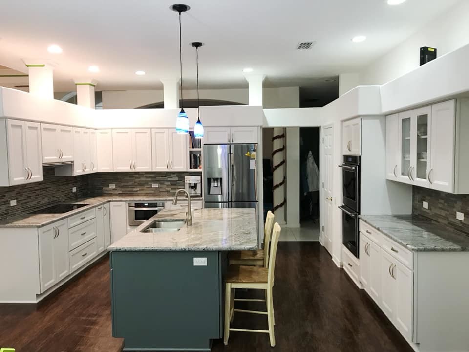 Design ideas for a large modern u-shaped eat-in kitchen in Atlanta with a double-bowl sink, shaker cabinets, white cabinets, granite benchtops, multi-coloured splashback, glass sheet splashback, stainless steel appliances, dark hardwood floors, with island, brown floor and grey benchtop.