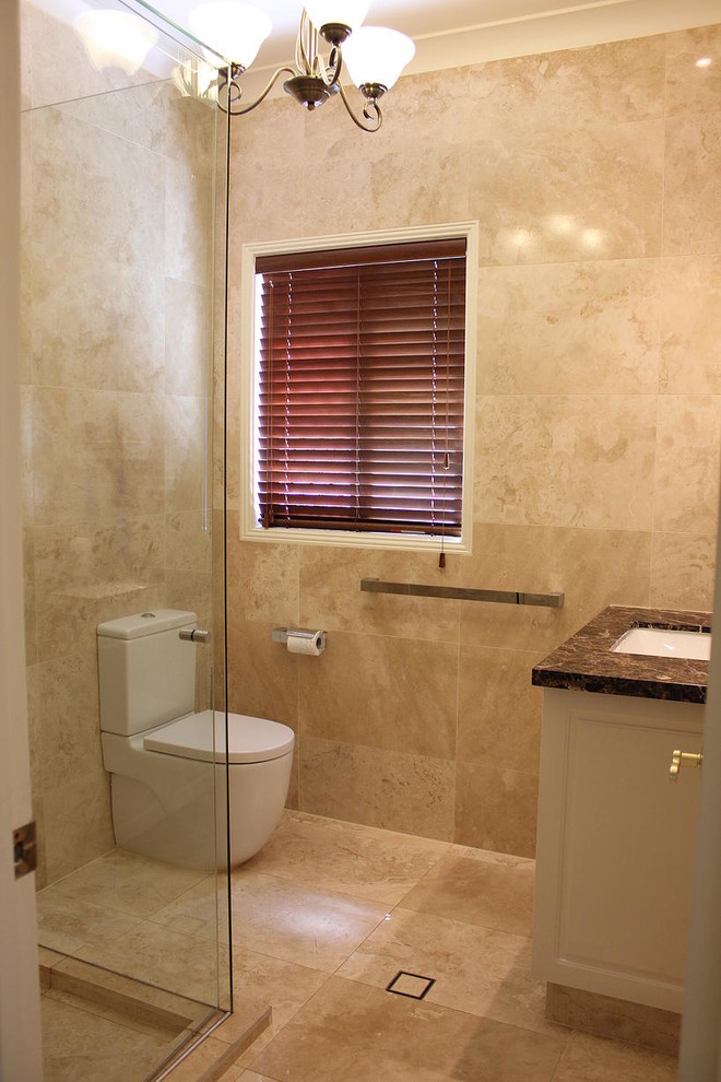 Inspiration for a traditional bathroom in Brisbane.