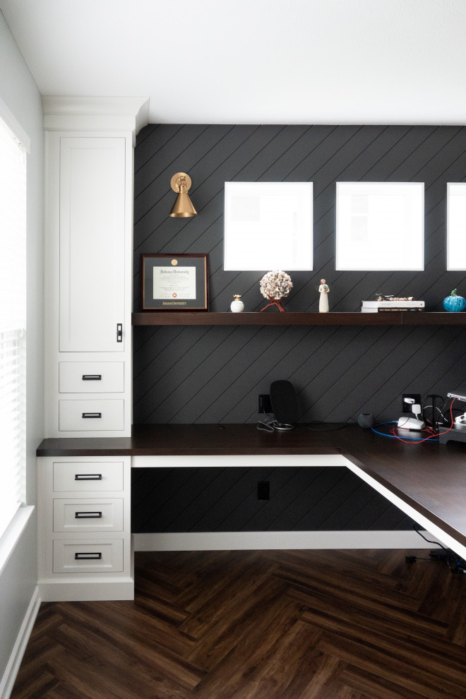 Exempel på ett mellanstort lantligt arbetsrum, med svarta väggar och brunt golv