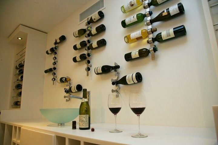 Exemple d'une cave à vin moderne.