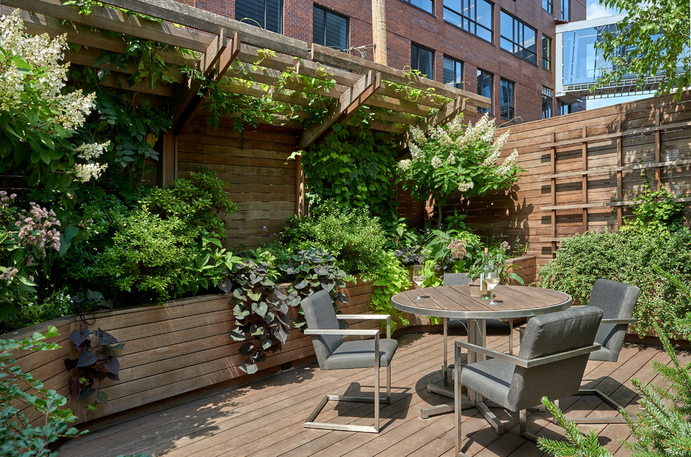 Deck - mid-sized contemporary rooftop rooftop deck idea in Chicago with decking