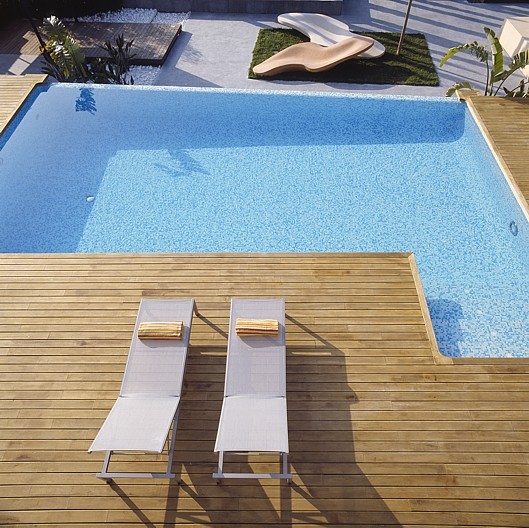 Photo of a contemporary pool in Barcelona.
