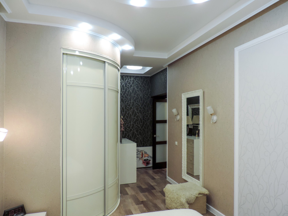 Идея дизайна: хозяйская спальня среднего размера: освещение в стиле неоклассика (современная классика) с разноцветными стенами, полом из ламината, красным полом, многоуровневым потолком и обоями на стенах без камина