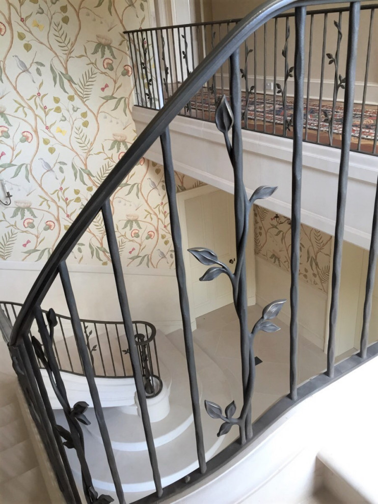ハンプシャーにあるラグジュアリーな広いカントリー風のおしゃれなサーキュラー階段 (金属の手すり、壁紙) の写真