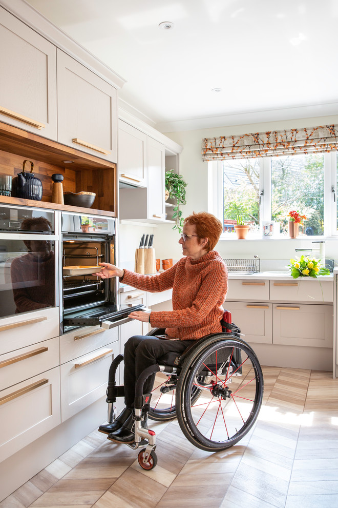 Inspiration for a contemporary kitchen in West Midlands.