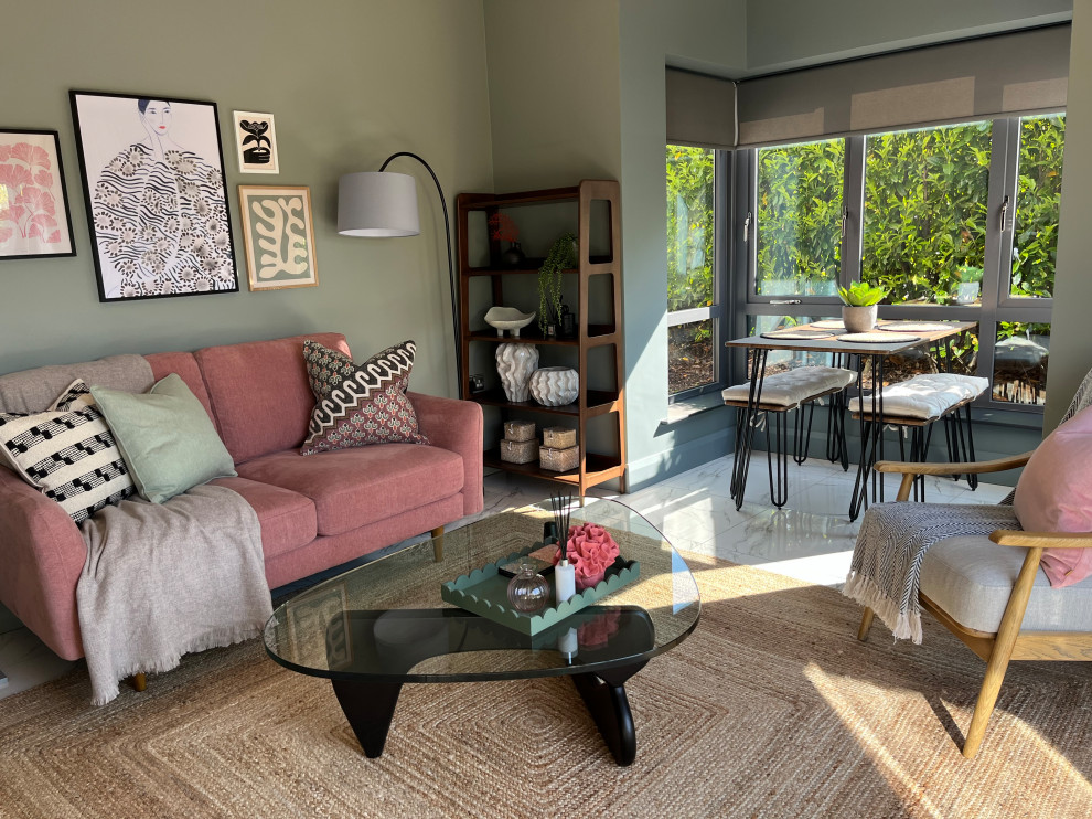 На фото: большая гостиная комната в стиле модернизм с зелеными стенами, полом из керамогранита и белым полом