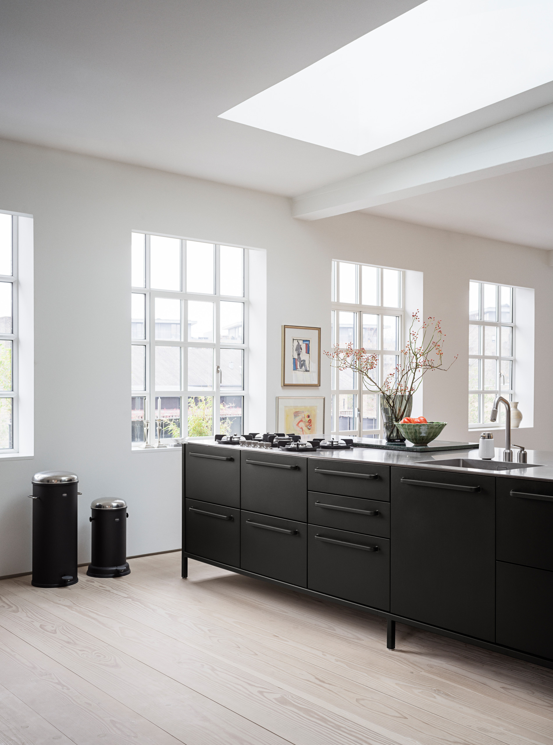 V1 BLACK KITCHEN
