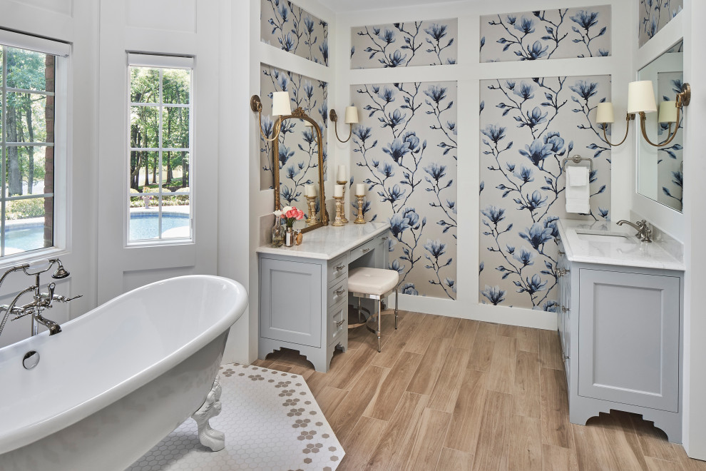 Inredning av ett klassiskt stort vit vitt en-suite badrum, med luckor med profilerade fronter, blå skåp, ett badkar med tassar, en kantlös dusch, vit kakel, stenhäll, flerfärgade väggar, mosaikgolv, ett undermonterad handfat, bänkskiva i kvarts, flerfärgat golv och dusch med gångjärnsdörr