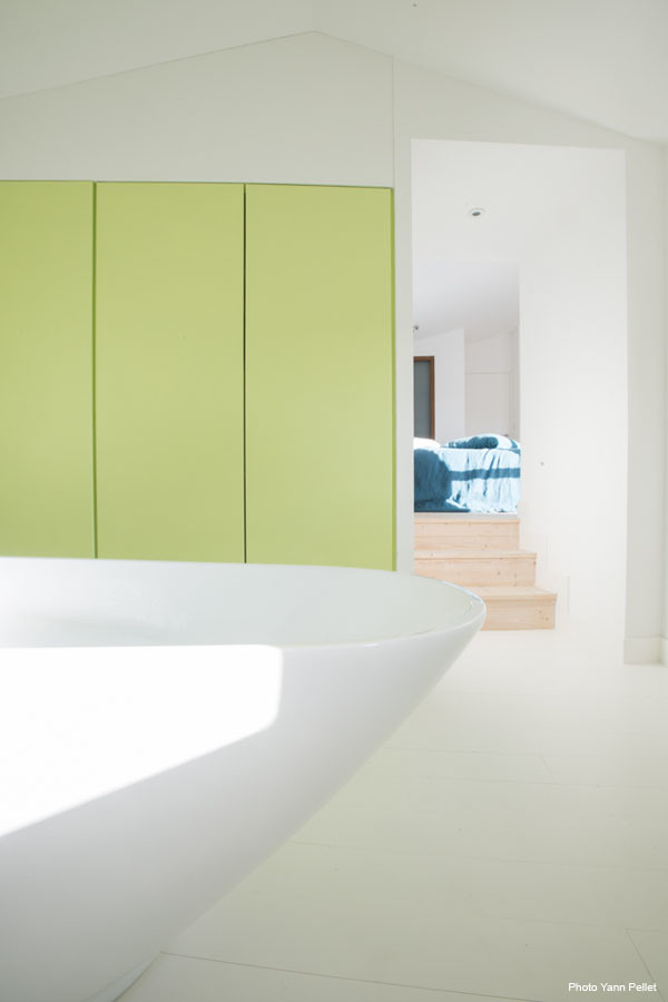 Design ideas for a contemporary bathroom in Clermont-Ferrand.