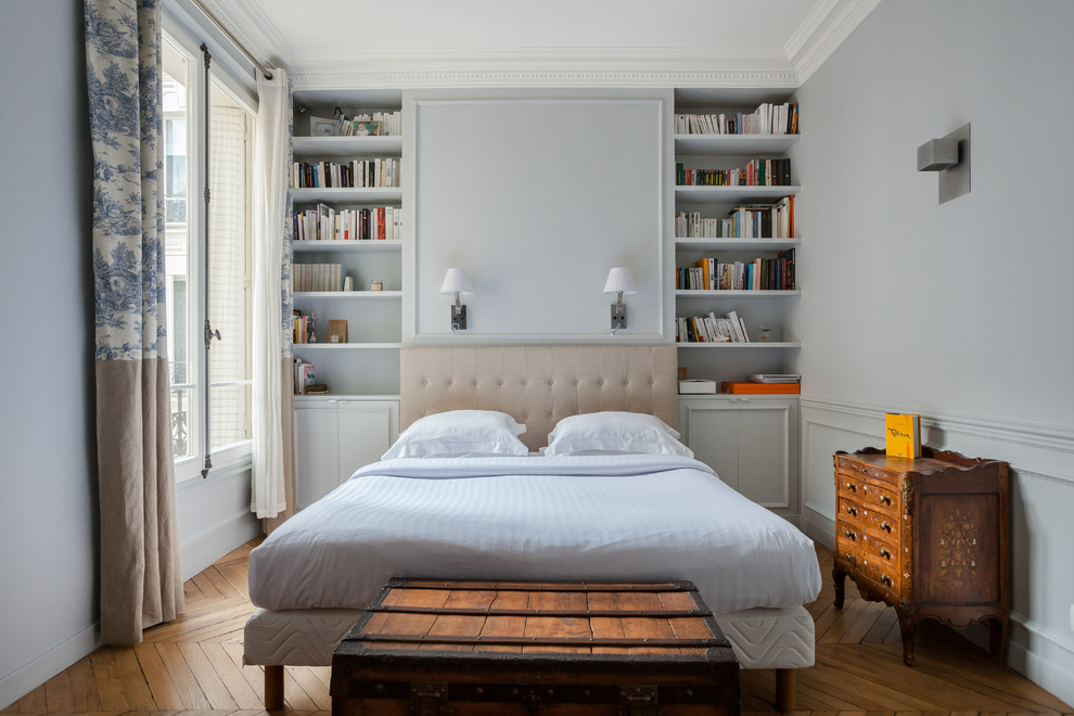 Inspiration for a mid-sized contemporary master bedroom in Paris with grey walls, medium hardwood floors and no fireplace.