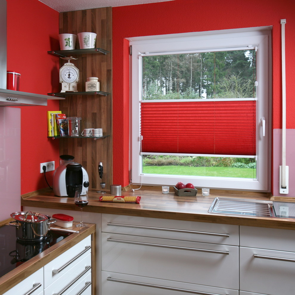 This is an example of a contemporary kitchen in Bremen.