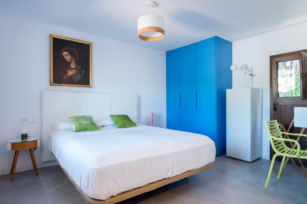 На фото: большая хозяйская, серо-белая спальня в современном стиле с белыми стенами, полом из керамической плитки и серым полом без камина