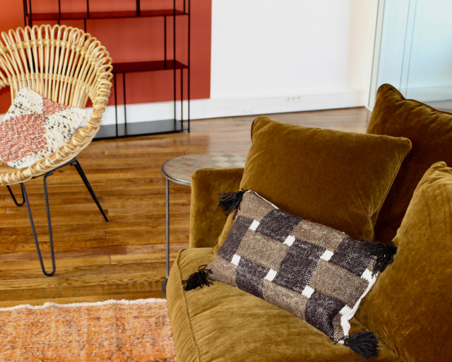 Se lover dans des canap&eacute;s douillets. industrial-living-room