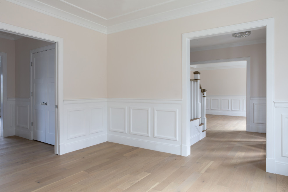 Exempel på ett mellanstort klassiskt separat vardagsrum, med ett finrum, beige väggar, ljust trägolv och beiget golv