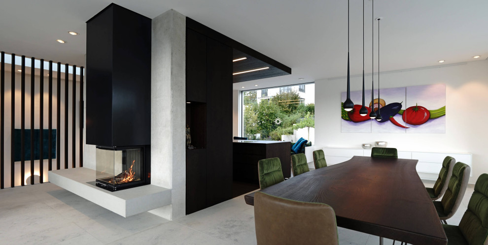Wohnzimmer im Loft-Stil mit weißer Wandfarbe, Kalkstein, Hängekamin, Kaminumrandung aus Metall und grauem Boden