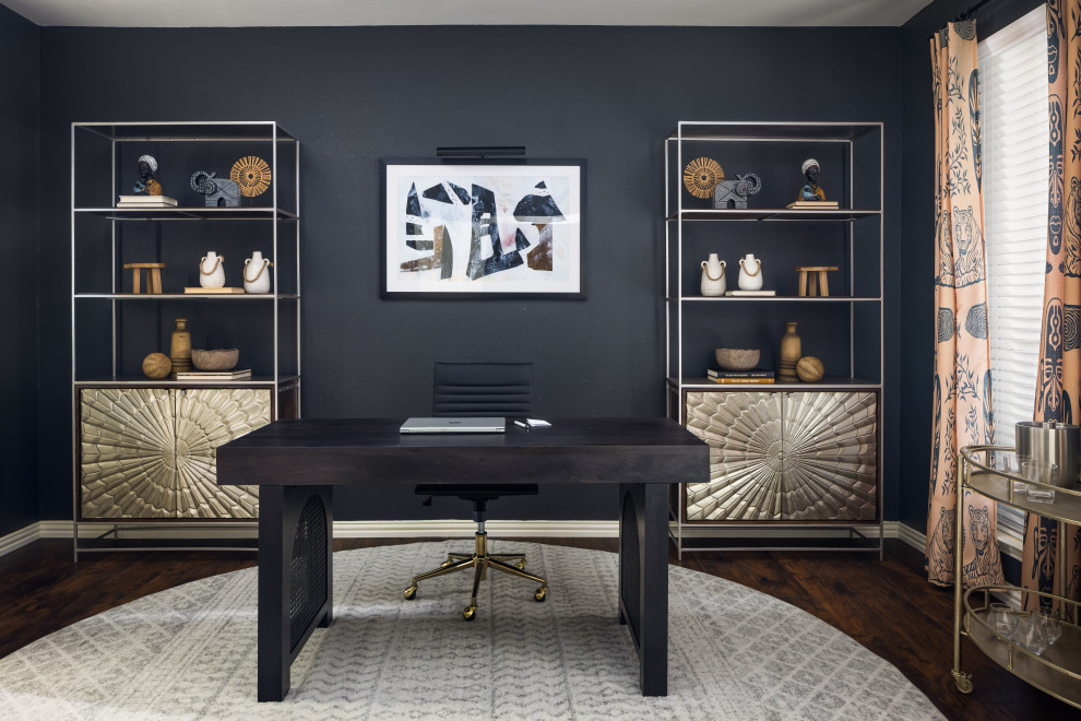 ダラスにある低価格の広いトランジショナルスタイルのおしゃれな書斎 (黒い壁、濃色無垢フローリング、暖炉なし、自立型机、茶色い床) の写真