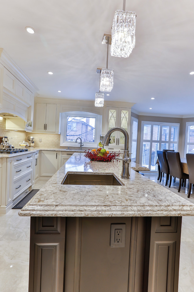 Inspiration for a transitional kitchen remodel in Toronto