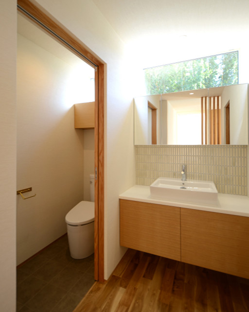 石巻平野町の家（豊橋市）洗面スペース+トイレ giapponese-moderno-bagno-di-servizio