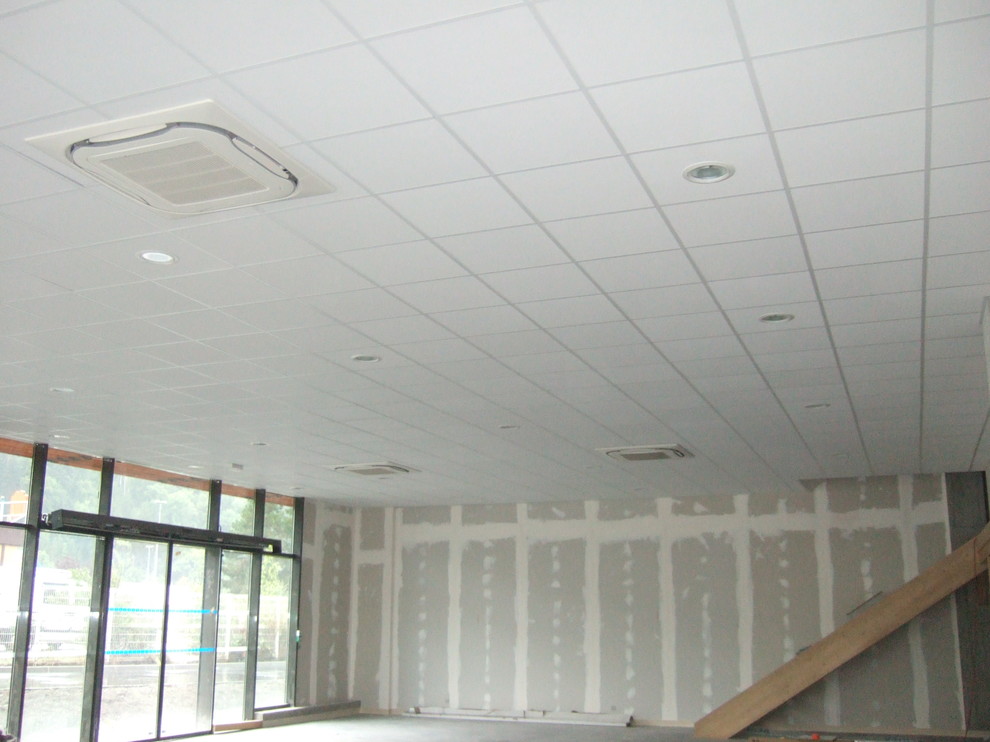 AGENCEMENT INTERIEUR MAGASIN DE MATERIEL MEDICAL SALLANCHES