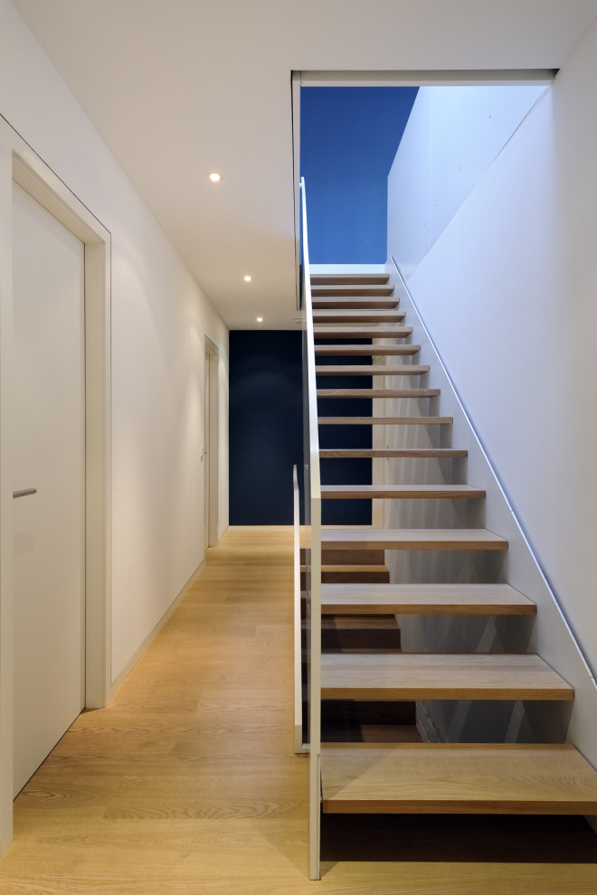 Gerade Nordische Treppe mit offenen Setzstufen in Stuttgart