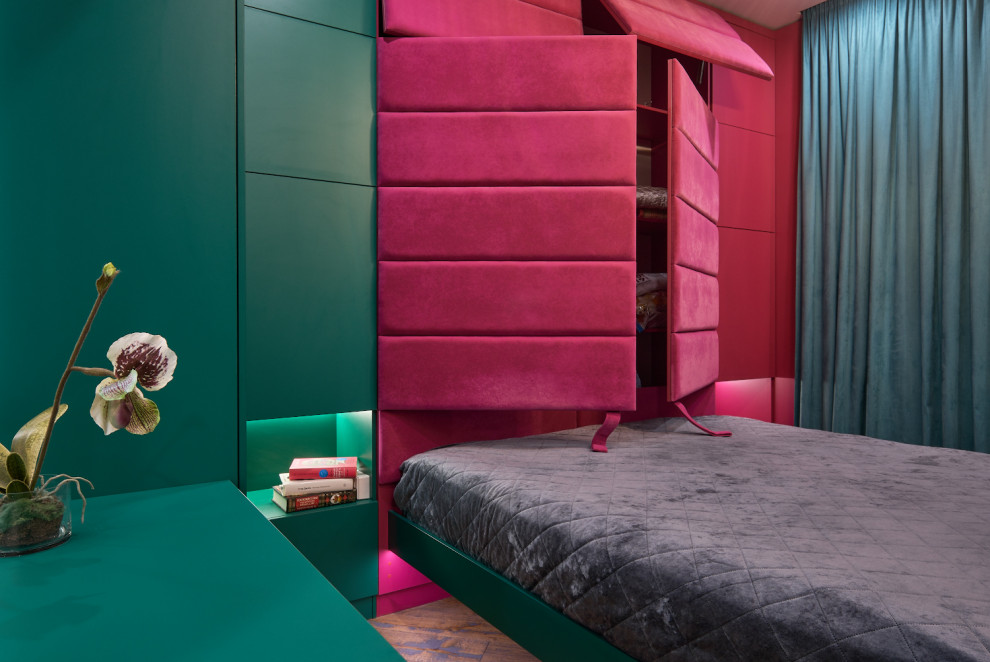 Пример оригинального дизайна: хозяйская спальня среднего размера в современном стиле с разноцветными стенами, паркетным полом среднего тона, коричневым полом, панелями на стенах и акцентной стеной