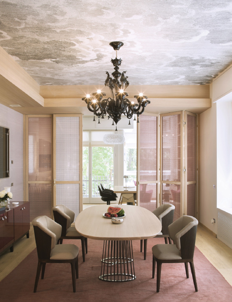Großes Modernes Esszimmer mit grauer Wandfarbe, hellem Holzboden, Tapetendecke und vertäfelten Wänden in Mailand