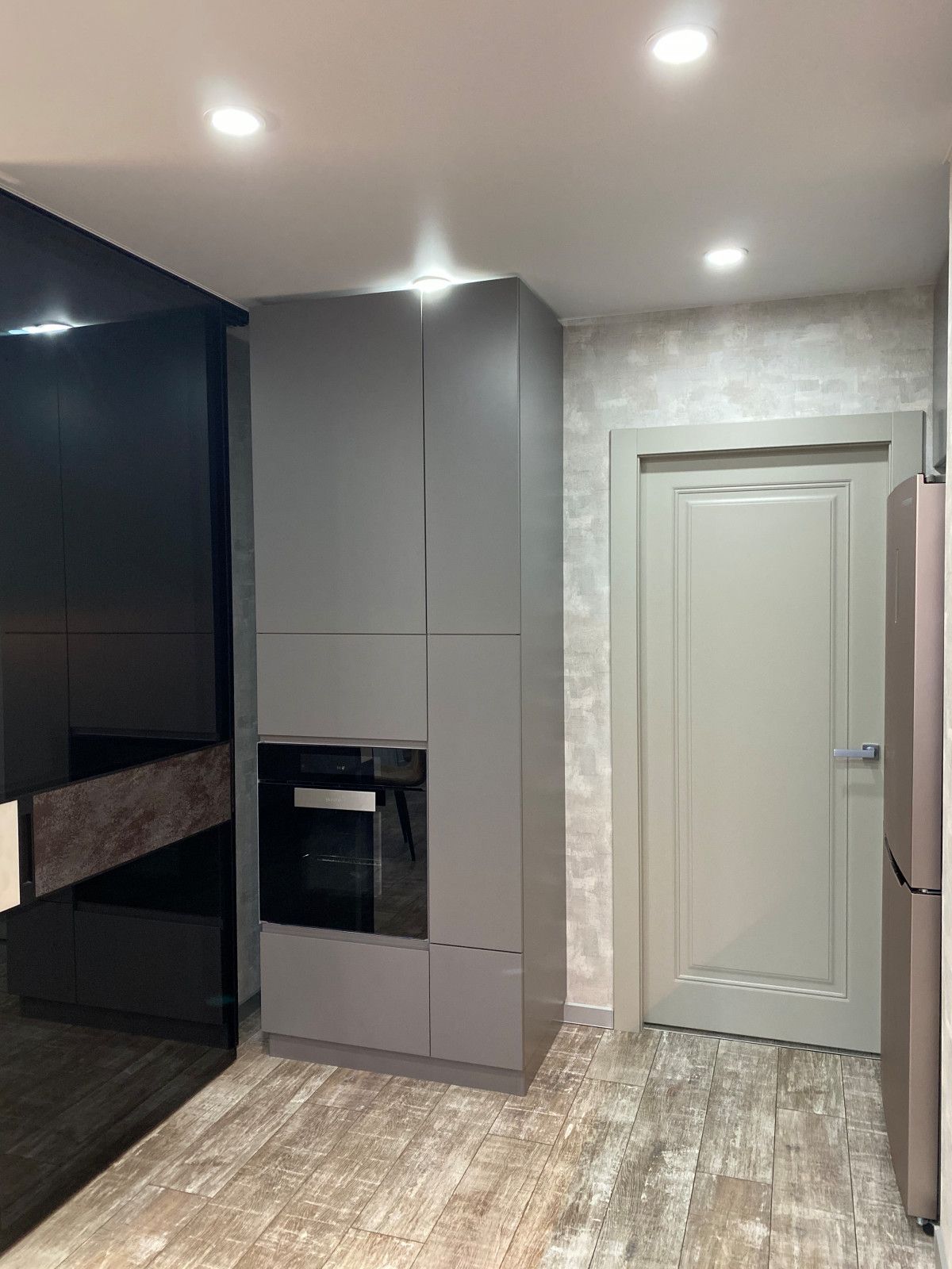 Кухня в стиле минимализм с антресолями