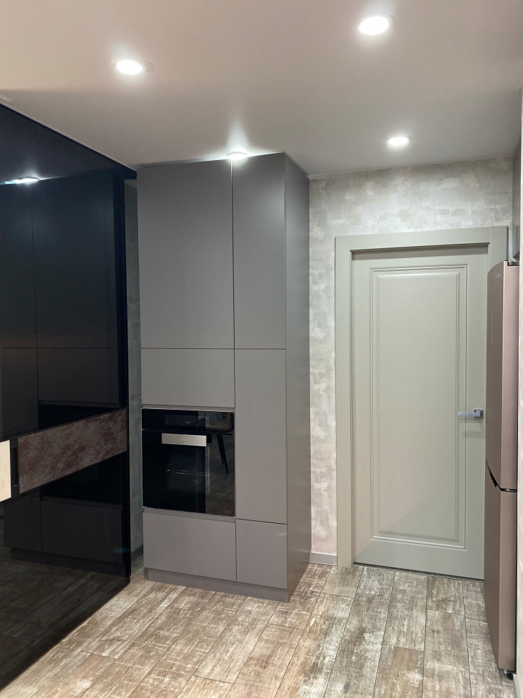 Кухня в стиле минимализм с антресолями