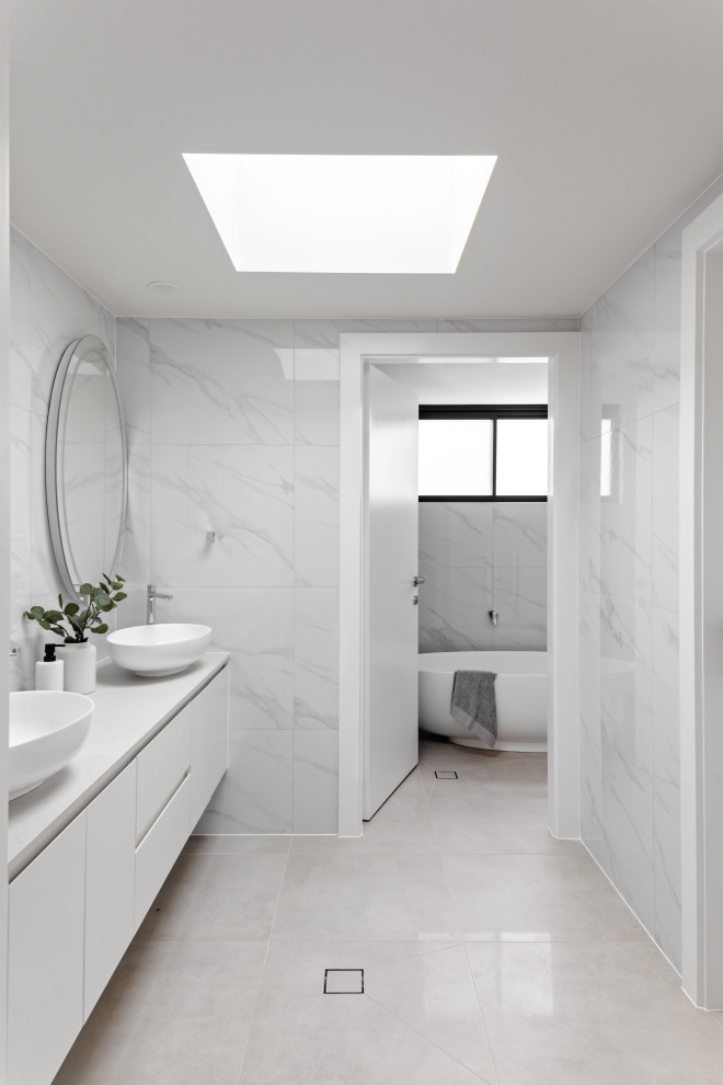 Inspiration for a large contemporary kids bathroom in Sydney.