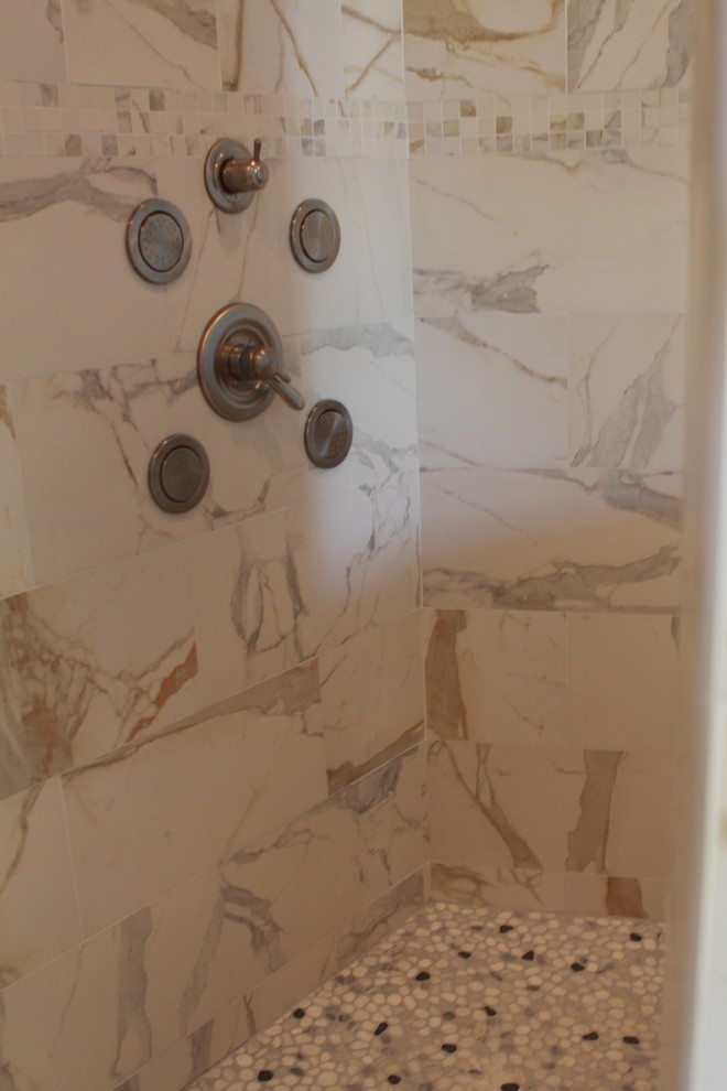 Example of a transitional home design design in Dallas