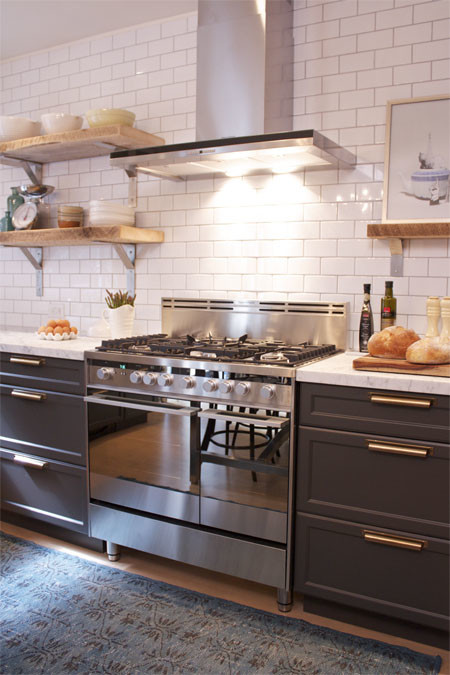 Kitchen - transitional kitchen idea in Chicago
