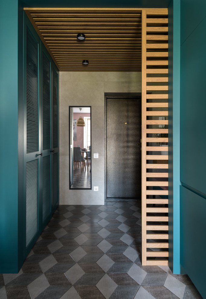 Inspiration för små moderna ingångspartier, med grå väggar, klinkergolv i keramik, en enkeldörr och metalldörr