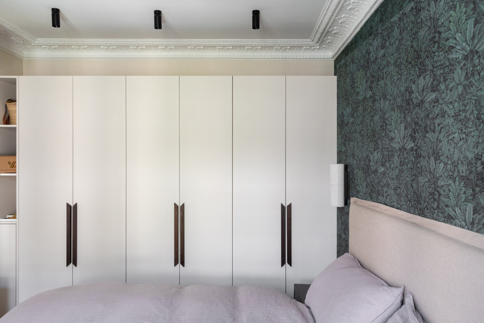 Ejemplo de dormitorio principal y beige y blanco contemporáneo pequeño sin chimenea con paredes blancas, suelo de madera clara, suelo marrón y madera