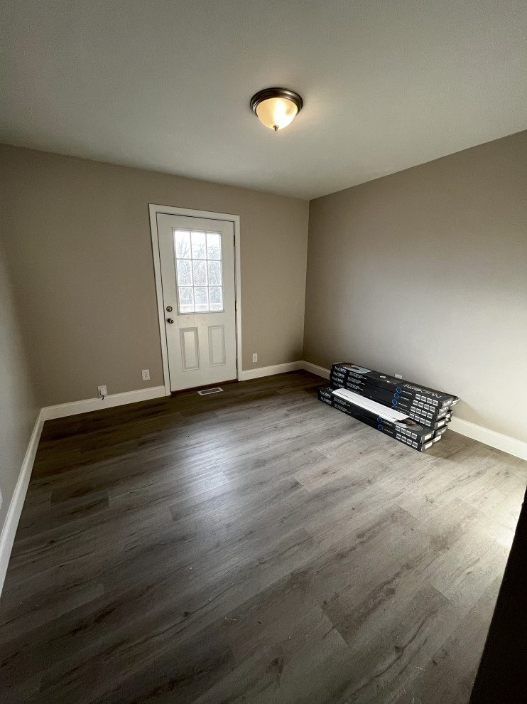 Example of a transitional entryway design in Milwaukee