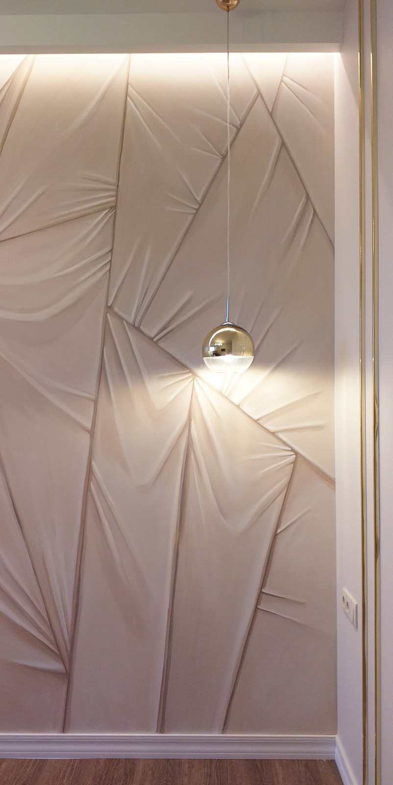 Роспись стены в изголовье кровати в спальне