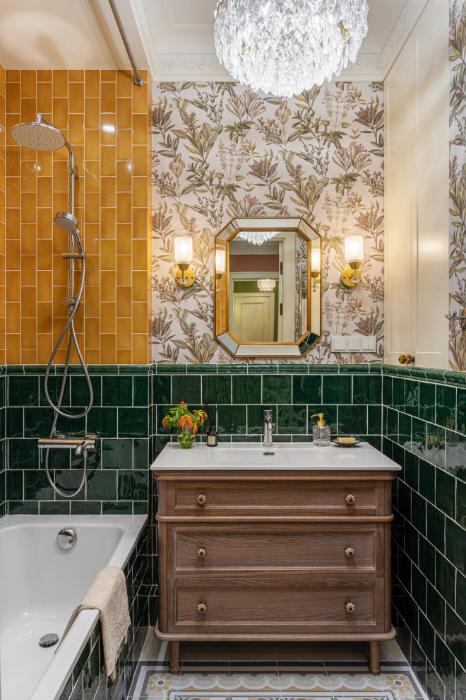 Свежая идея для дизайна: главная ванная комната среднего размера в классическом стиле с фасадами с выступающей филенкой, фасадами цвета дерева среднего тона, ванной в нише, душем над ванной, инсталляцией, разноцветной плиткой, керамической плиткой, разноцветными стенами, полом из керамической плитки, накладной раковиной, тумбой под одну раковину и напольной тумбой - отличное фото интерьера