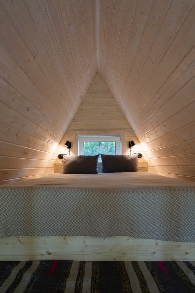 Идея дизайна: спальня на антресоли, на мансарде в скандинавском стиле с деревянным полом, деревянным потолком и деревянными стенами